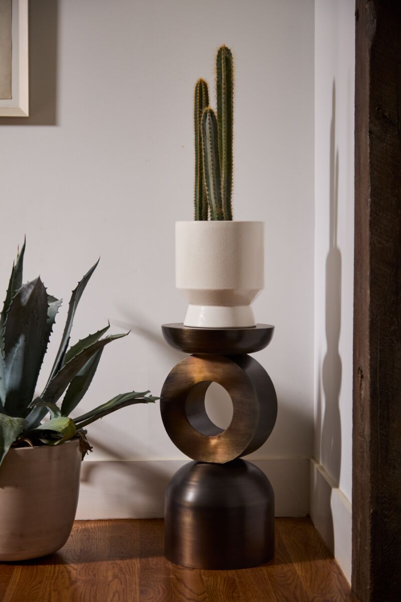 Echelon Display Column | Geometric 25 to 37H