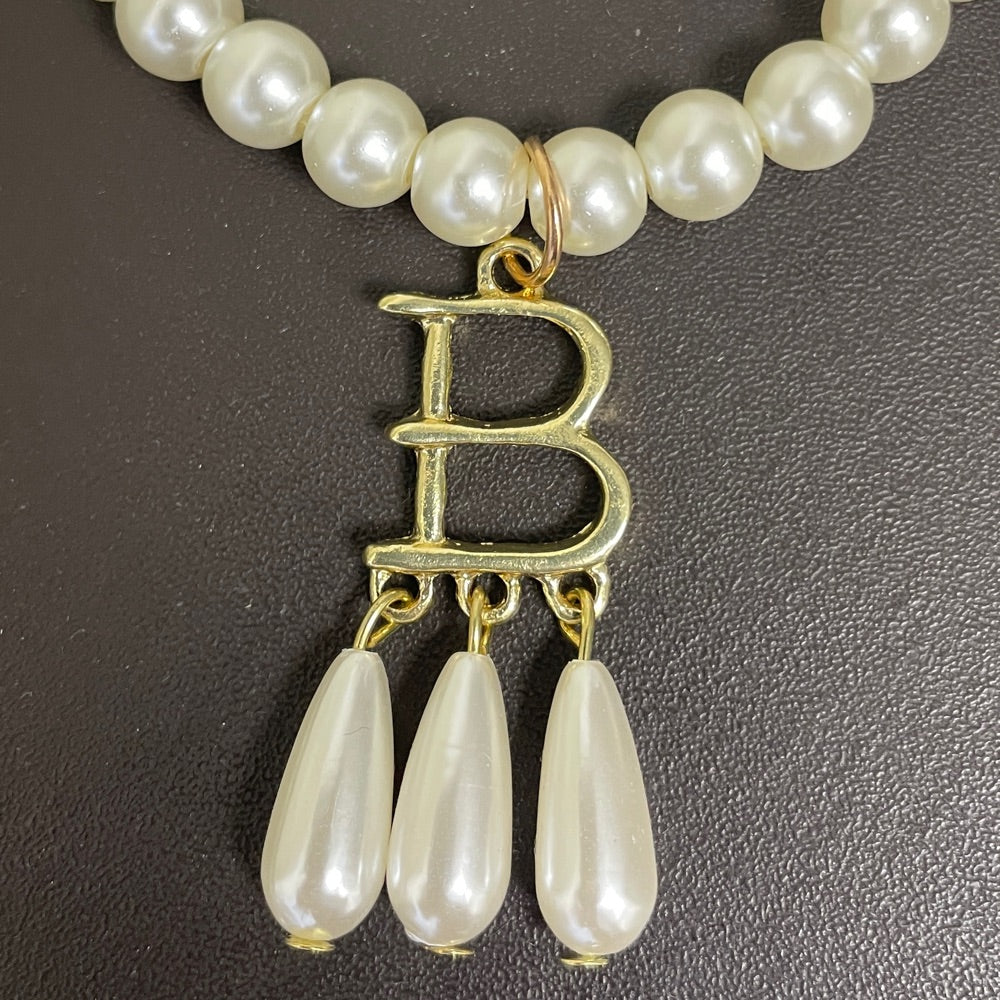 Pearl necklace with a gold 'B' pendant replica after famous Anne Boleyne necklace