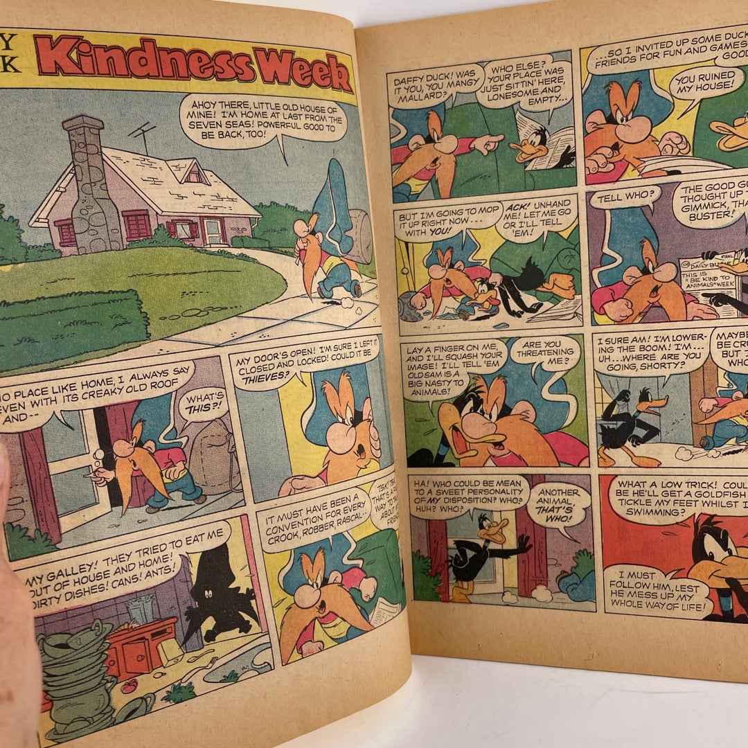 Comic Book - Looney Tunes Daffy Duck and Road Runner No 76 1976 attic no returns - Museumize.com