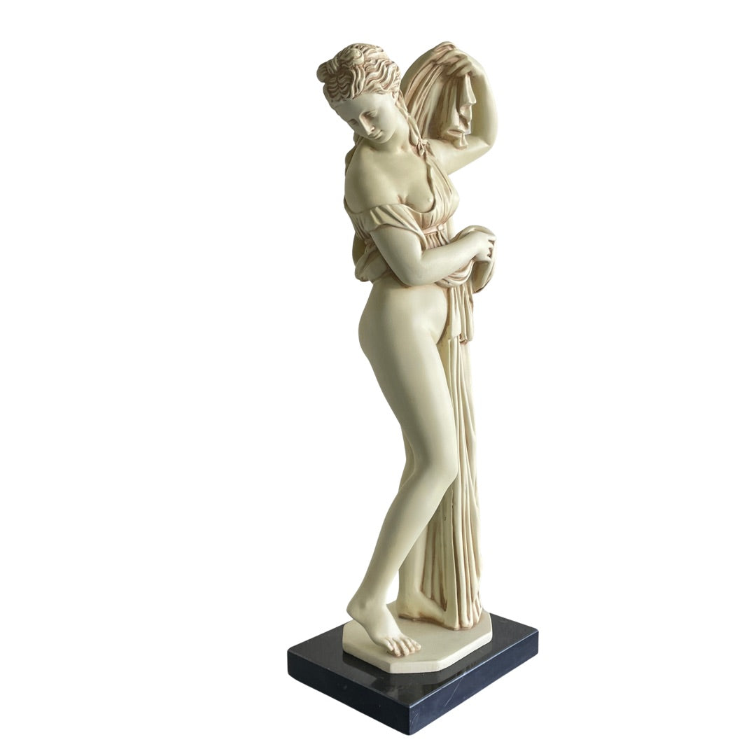 Callipygian Venus statue glancing over her shoulder