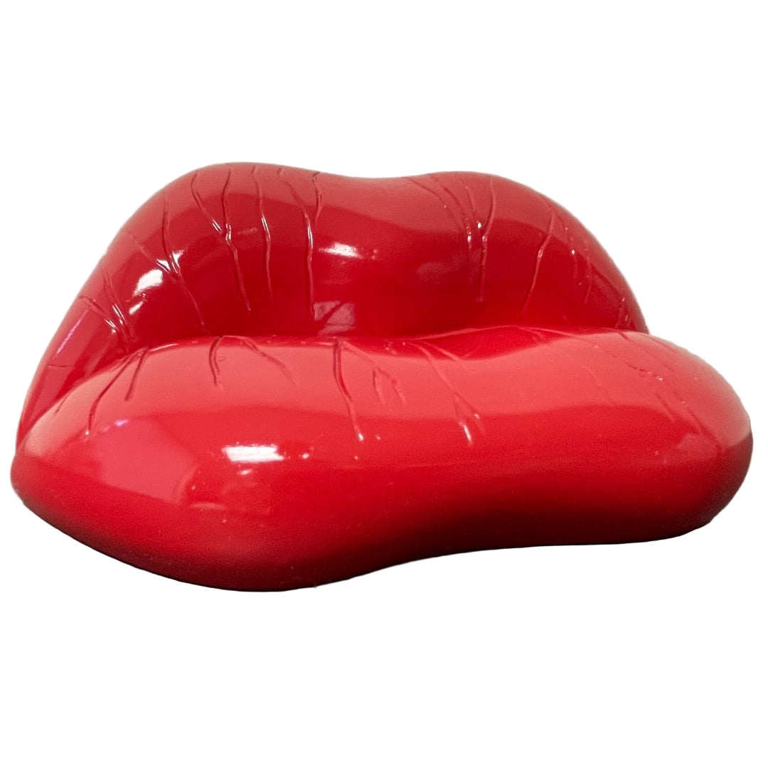 Front view of Salvador Dalí “Saliva-Sofa” red lips figurine inspired by Mae West, glossy resin reproduction from the Parastone Museum Collection