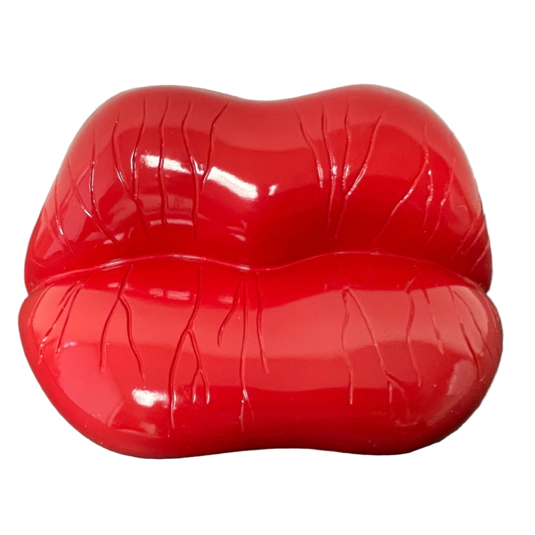 Dalí “Saliva-Sofa” red lips figurine with descriptive information card, licensed by the Gala–Salvador Dalí Foundation.