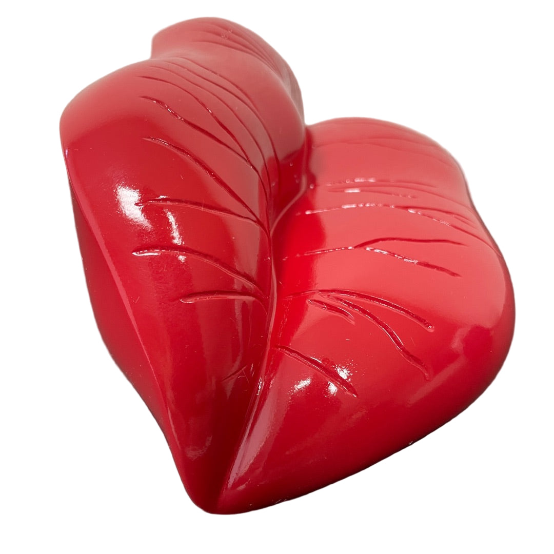 Side angle of Dalí “Saliva-Sofa” sculpture showing curved red lips form and surreal design inspired by the Mae West Room at the Dalí Theatre-Museum