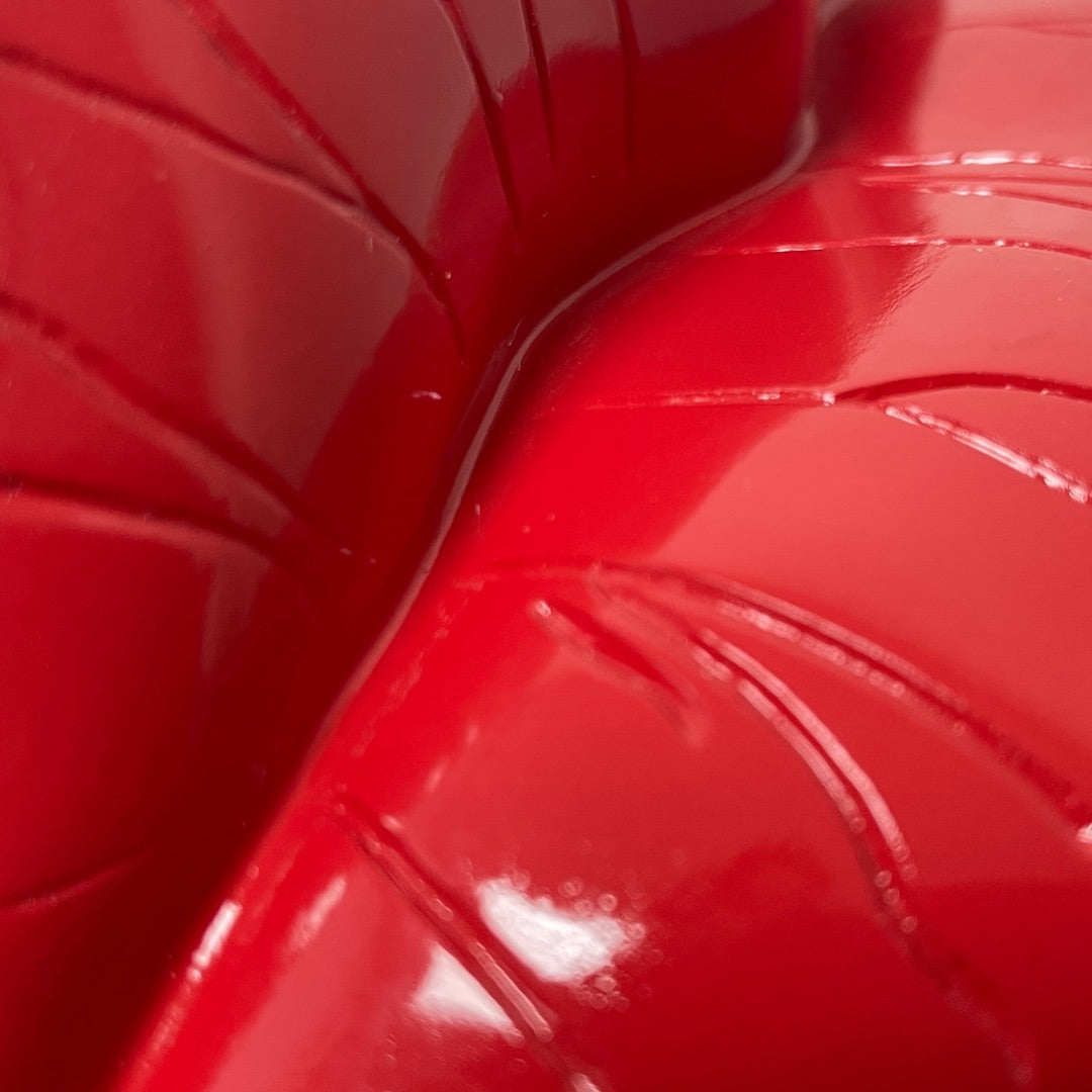 Close-up detail of Dalí “Saliva-Sofa” red lips sculpture highlighting smooth resin texture and vibrant color